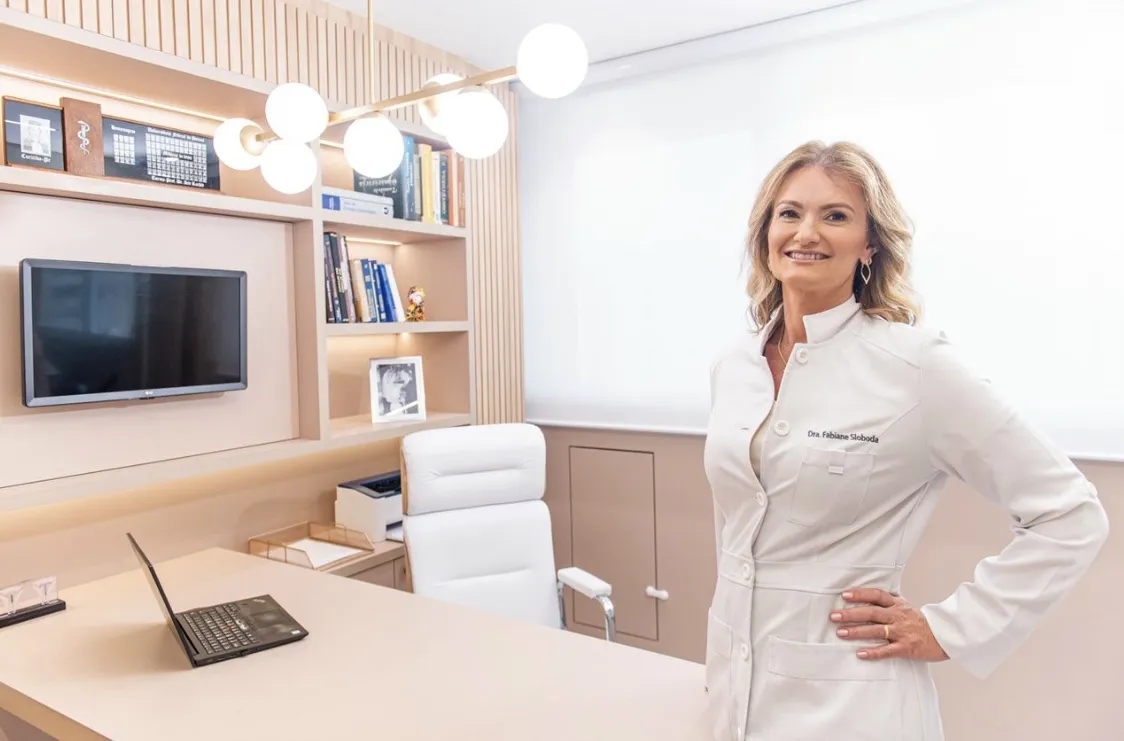 Dra. Fabiane Sloboda no consultório